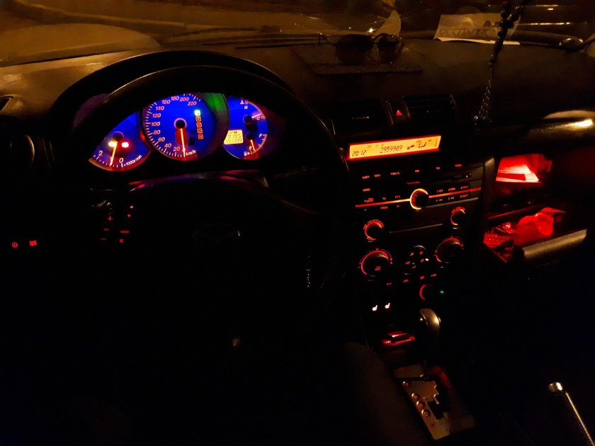 Мазда 6 салон ночью