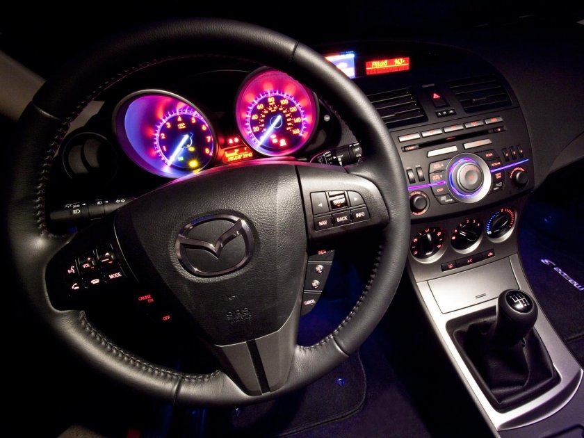 Мазда 3 2011 салон ночью