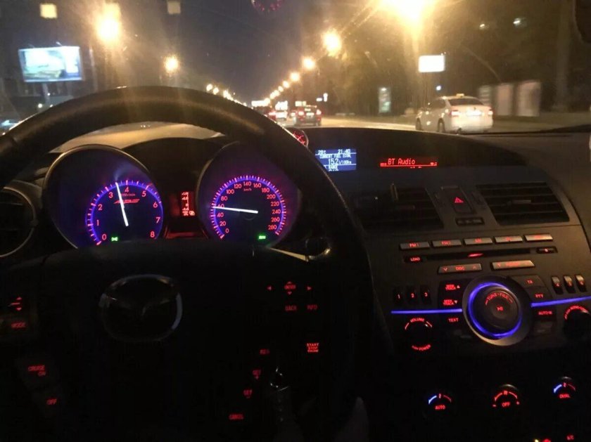 Мазда 3 бл салон ночью