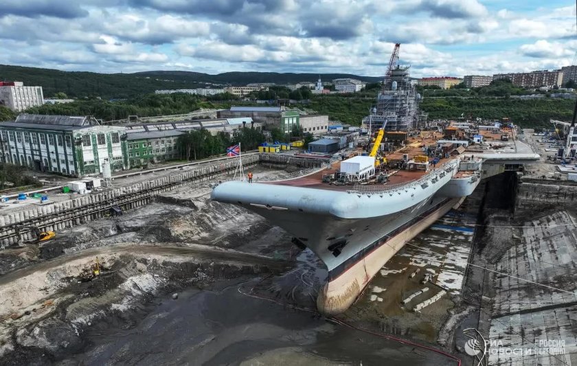 Адмирал Кузнецов в доке 35 СРЗ