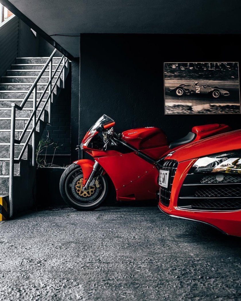 Мотоцикл в интерьере