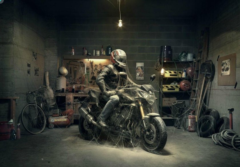 Мотик в гараже