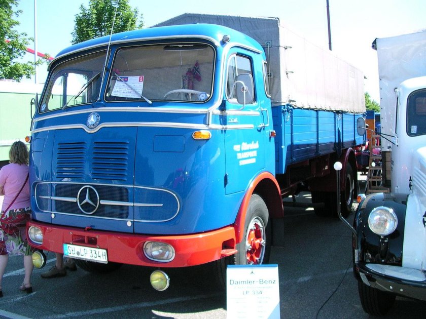 Грузовик Mercedes-Benz LP
