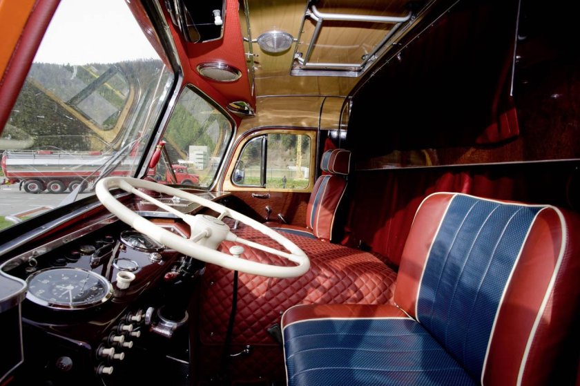Mercedes-Benz LP 2232 Interior