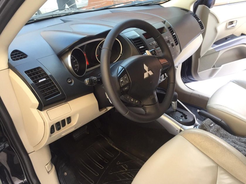 Митсубиси Аутлендер 3 с бежевым салоном