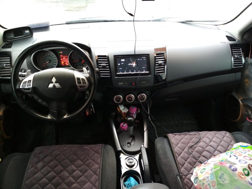 Outlander XL 2011 салон