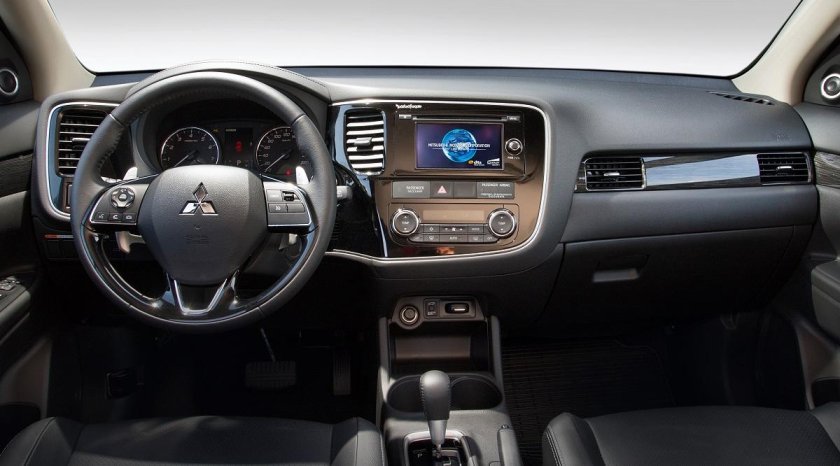 Митсубиси Аутлендер 2016 салон