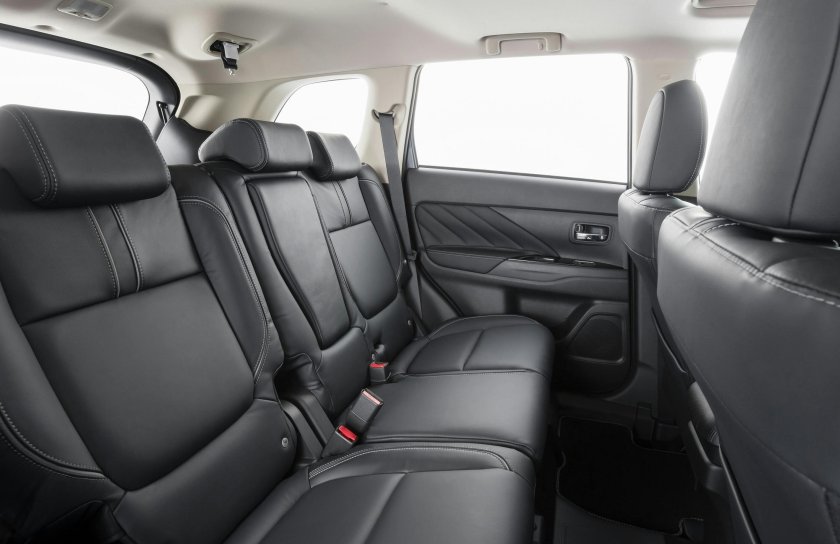 Mitsubishi Outlander 2015 задний ряд