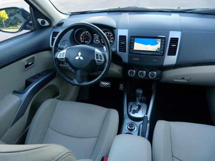 Mitsubishi Outlander 2011 салон