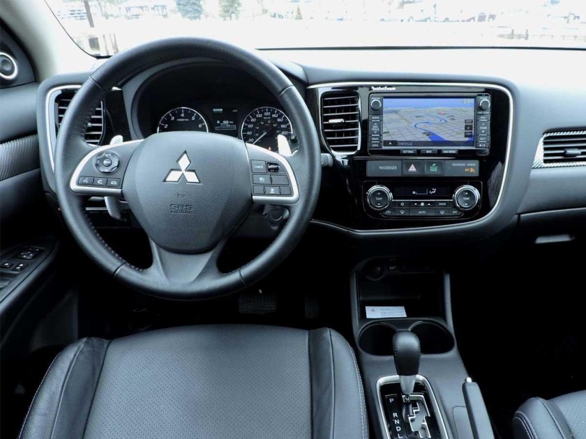 Митсубиси Аутлендер 2015 салон