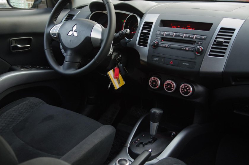 Мицубиси Аутлендер 2007 салон