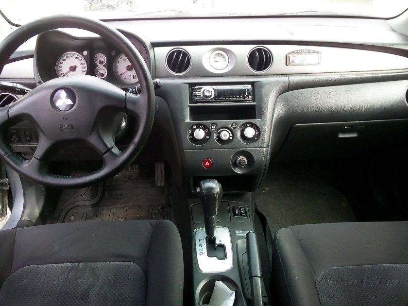 Митсубиси Аутлендер 2004 салон