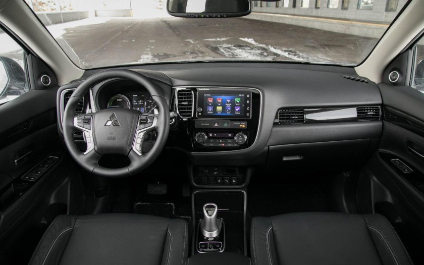 Митсубиси Аутлендер 2018 салон
