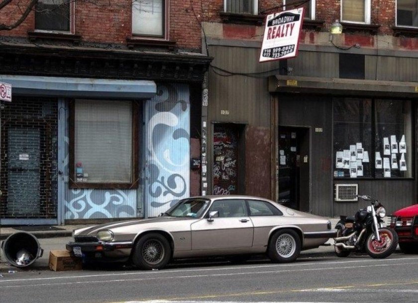 Старые автомобили на улицах Нью-Йорка