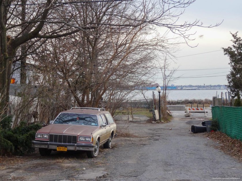 Старые автомобили на улицах Нью-Йорка