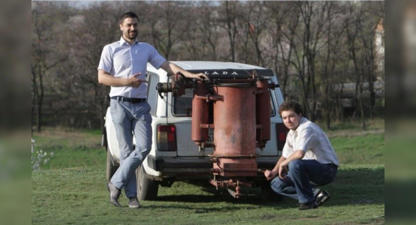 Машина с газогенератором на дровах