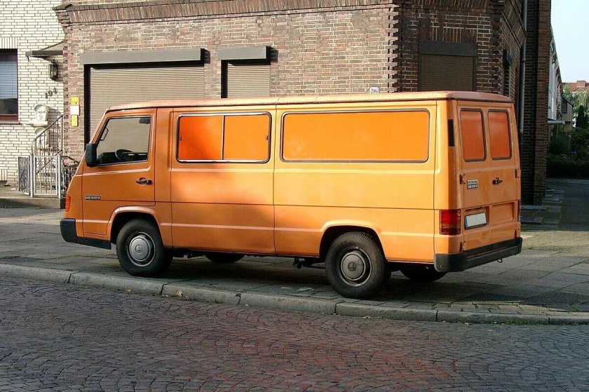 Мерседес Бенц МБ 100