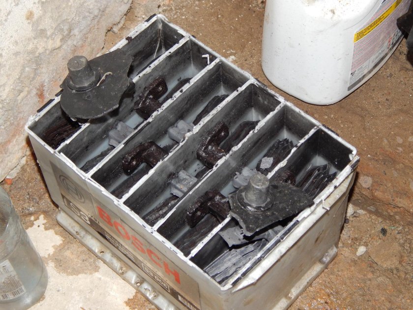 Взорванный аккумулятор автомобиля