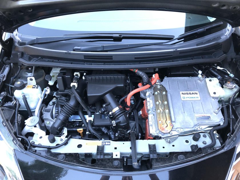 Моторный отсек Ниссан ноут