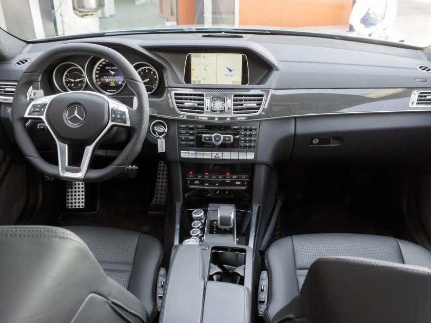 Мерседес 212 АМГ салон