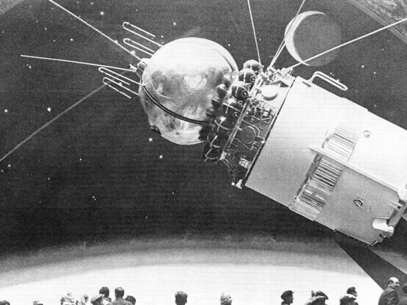 Первый в мире многоместный космический корабль Восход-1