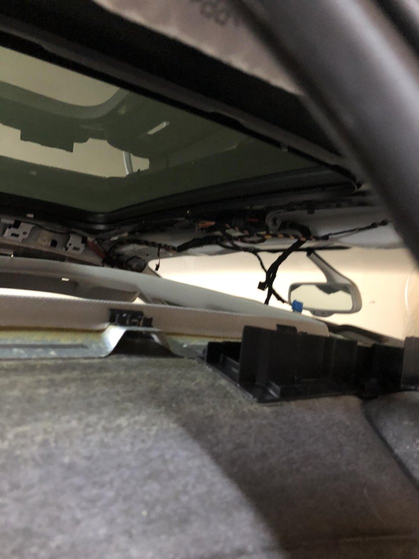 Шторка панорамной крыши Туарег 2011