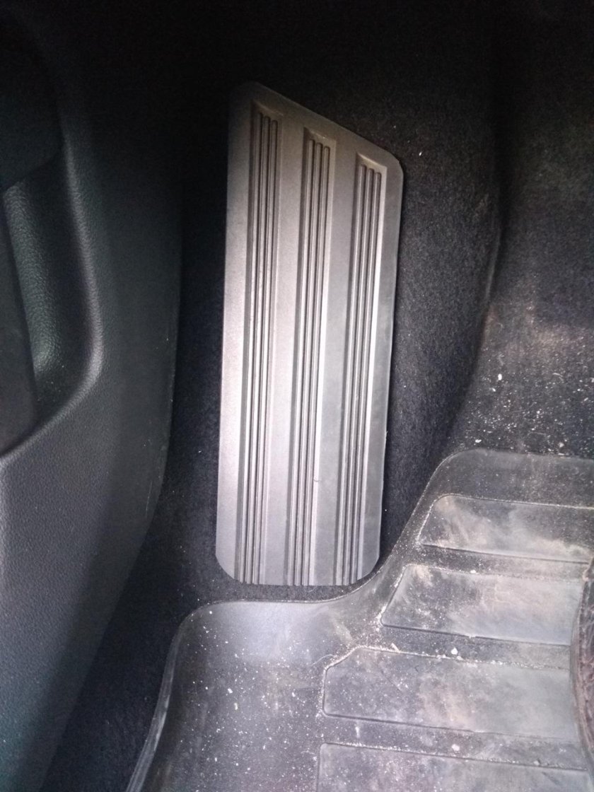 Накладка под левую ногу Шкода Рапид 2020