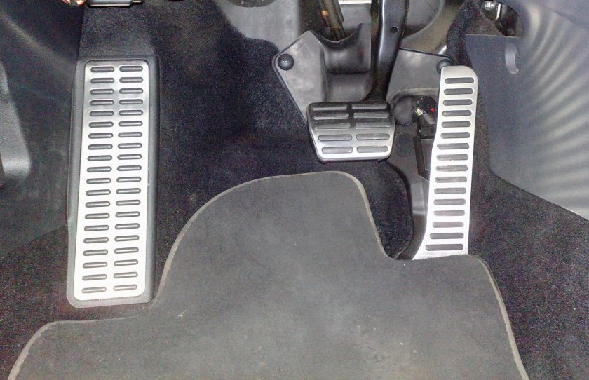 Упор для левой ноги Паджеро 4