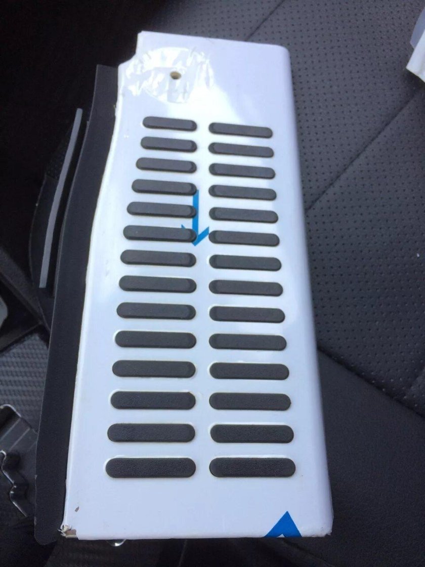 Накладка под левую ногу Мазда 6