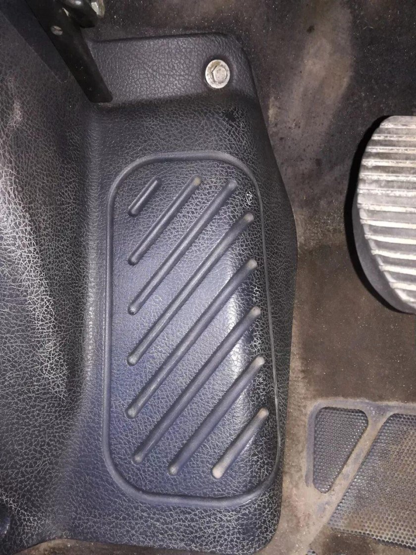 Площадка под левую ногу водителя