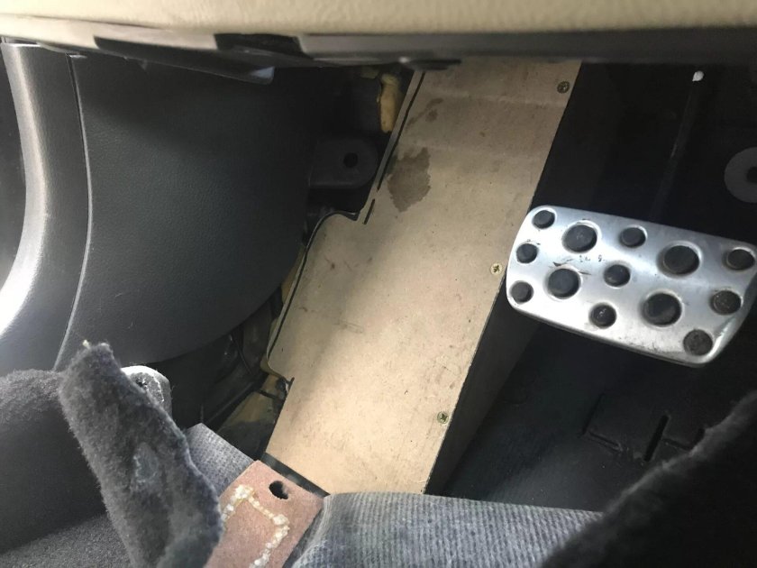 Площадка под левую ногу водителя