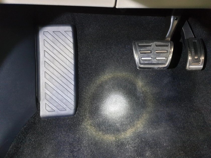 Накладка под левую ногу Шкода Рапид 2020