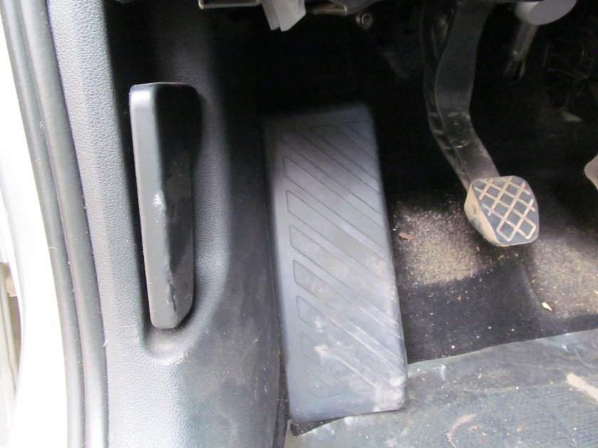 RAV-4 электронный блок у левой ноги водителя