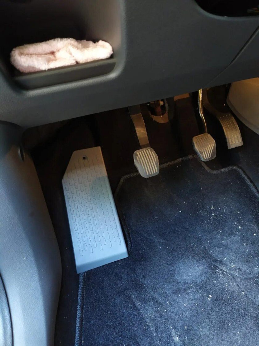 Площадка для отдыха ноги водителя