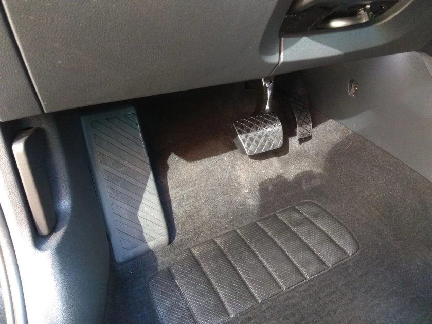 Площадка для отдыха ноги водителя