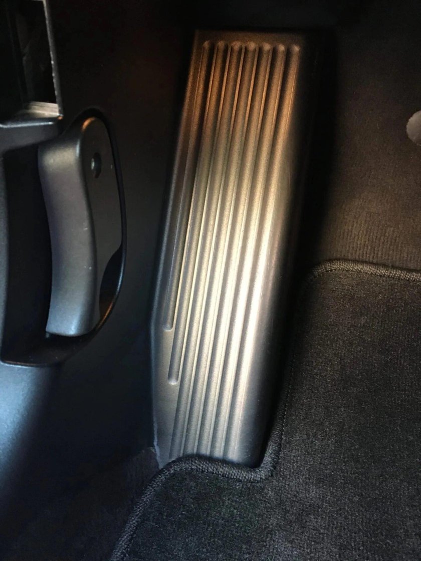 Снятие упора для левой ноги БМВ х5 g05