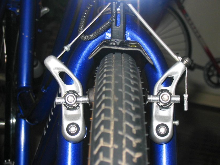 Кантилеверный тормоз на велосипеде