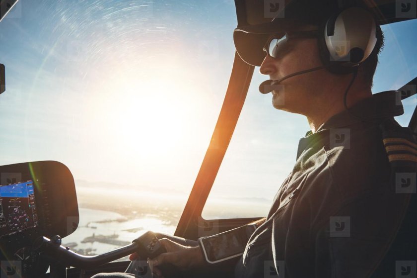 Пилот самолета в наушниках