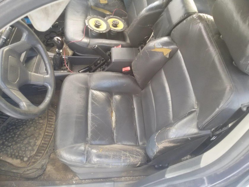 Осмотр автомобиля салон Пежо 405