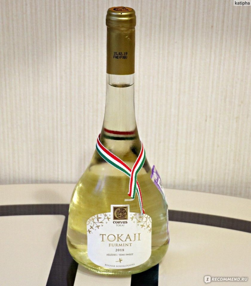 Вино Токай белое полусладкое