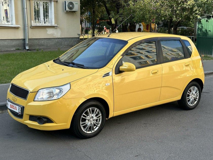 Шевроле Авео желтый хэтчбек