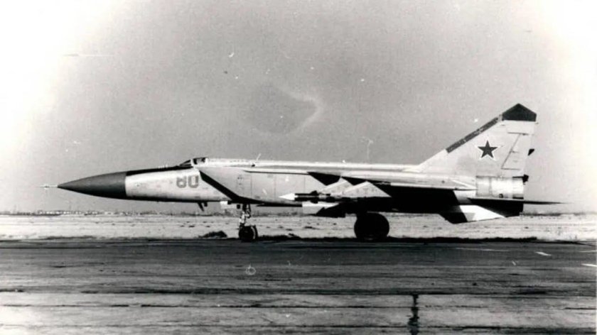 Истребитель-перехватчик миг-25