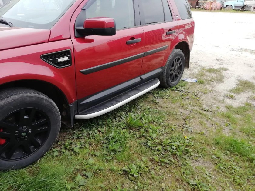 Ленд Ровер Фрилендер 2 с подножкой