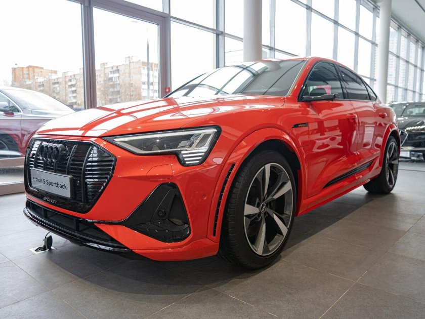 Ауди е трон Спортбэк красная