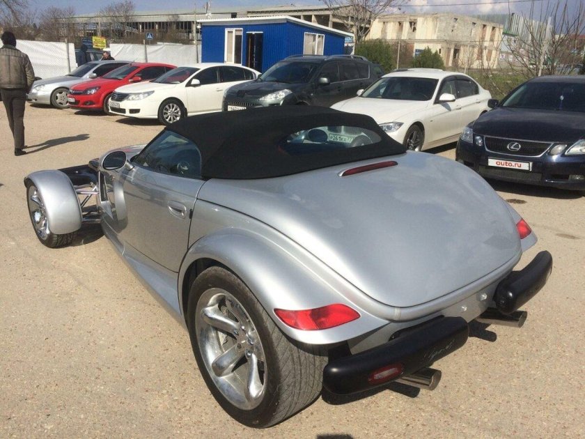 Автомобиль Плимут 2000 года роутер