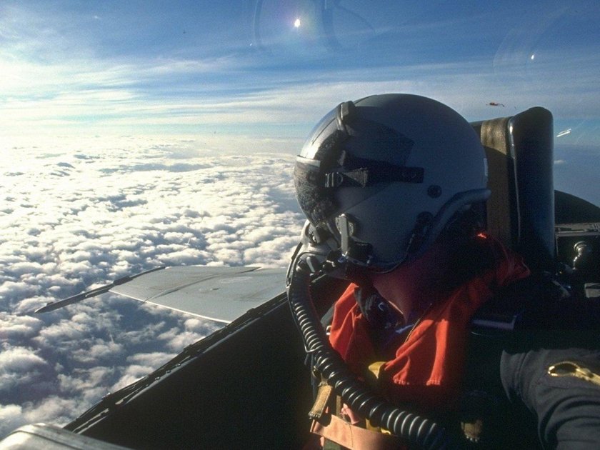 Летчик в кабине