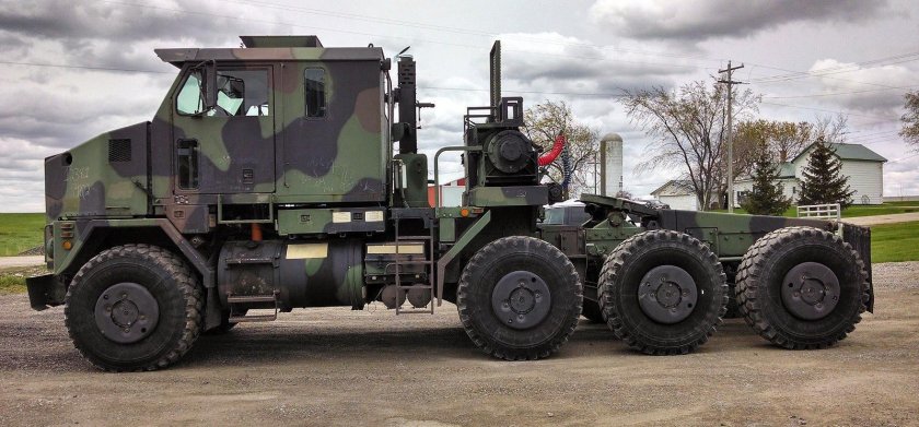 M1070 Oshkosh тягач