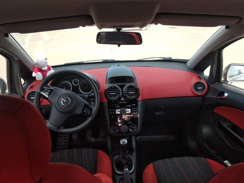 Опель Корса красная