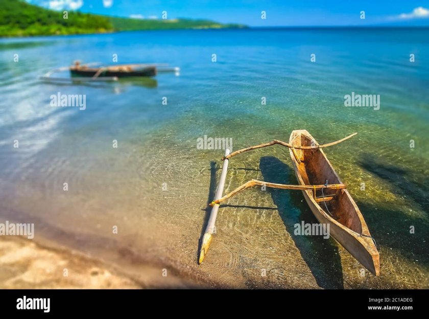 Каноэ в море