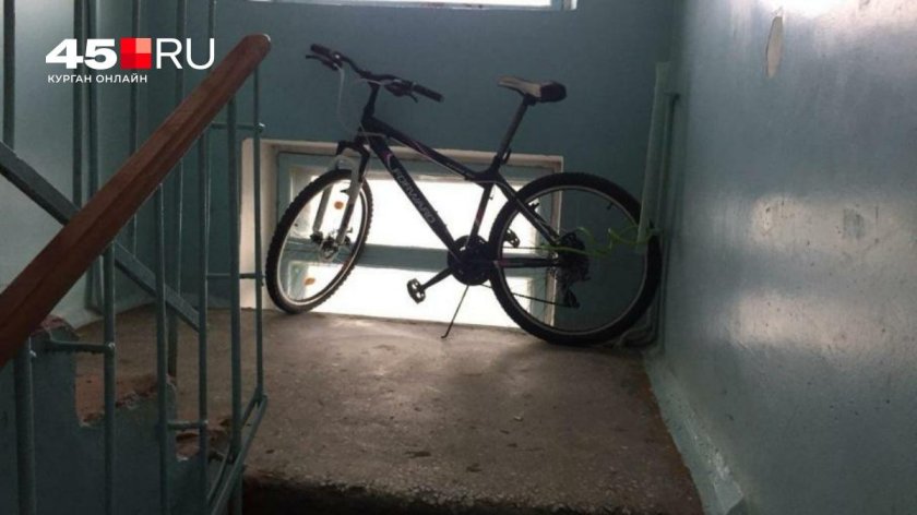 Велосипед в подъезде
